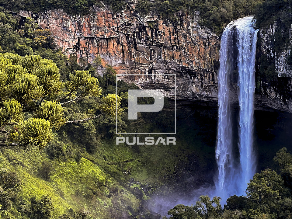 Cascata do Caracol formada pelo rio Caracol - Parque Estadual do Caracol