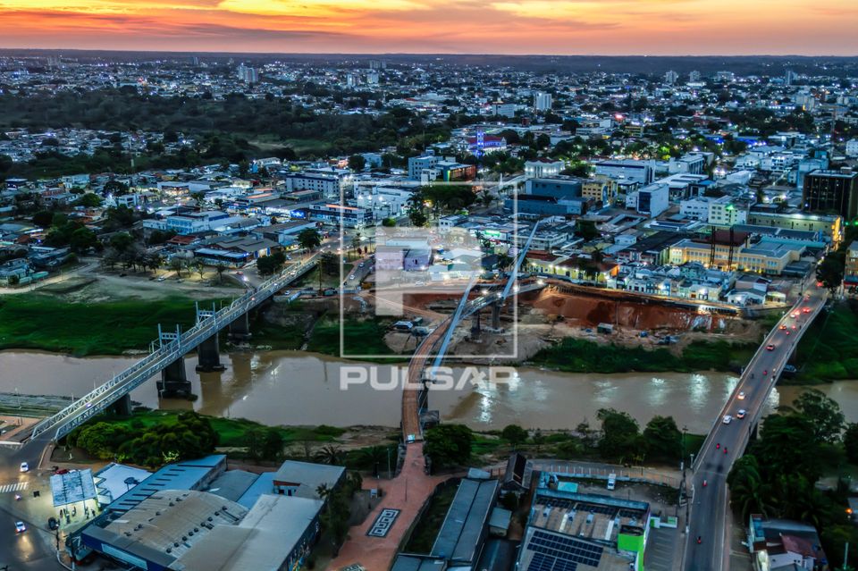 Vista de drone da capital com destaque o rio Acre e as pontes que ligam a cidade