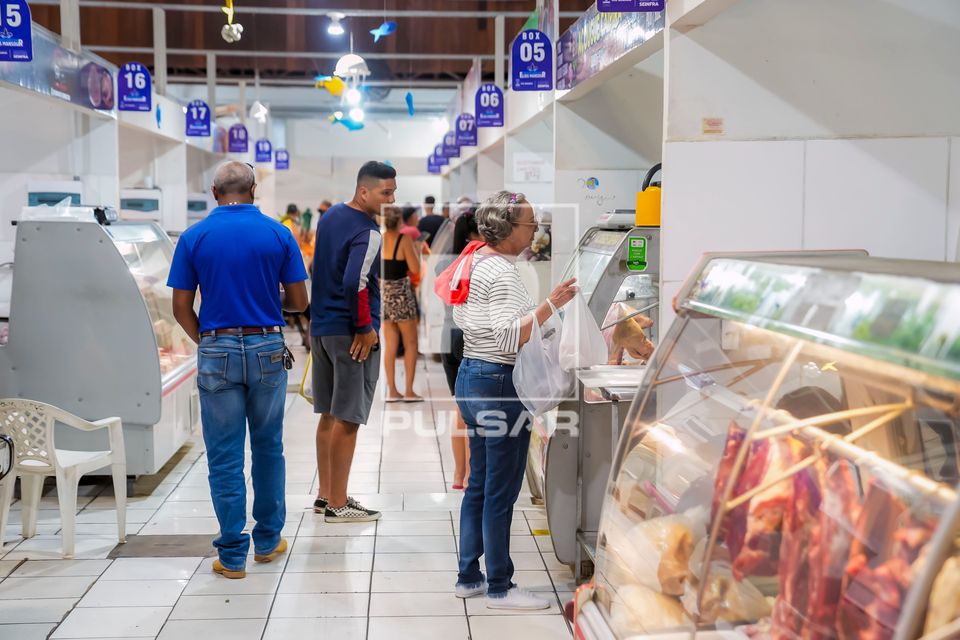Consumidores no Mercado Municipal Elias Mansour - Novo Mercado Velho