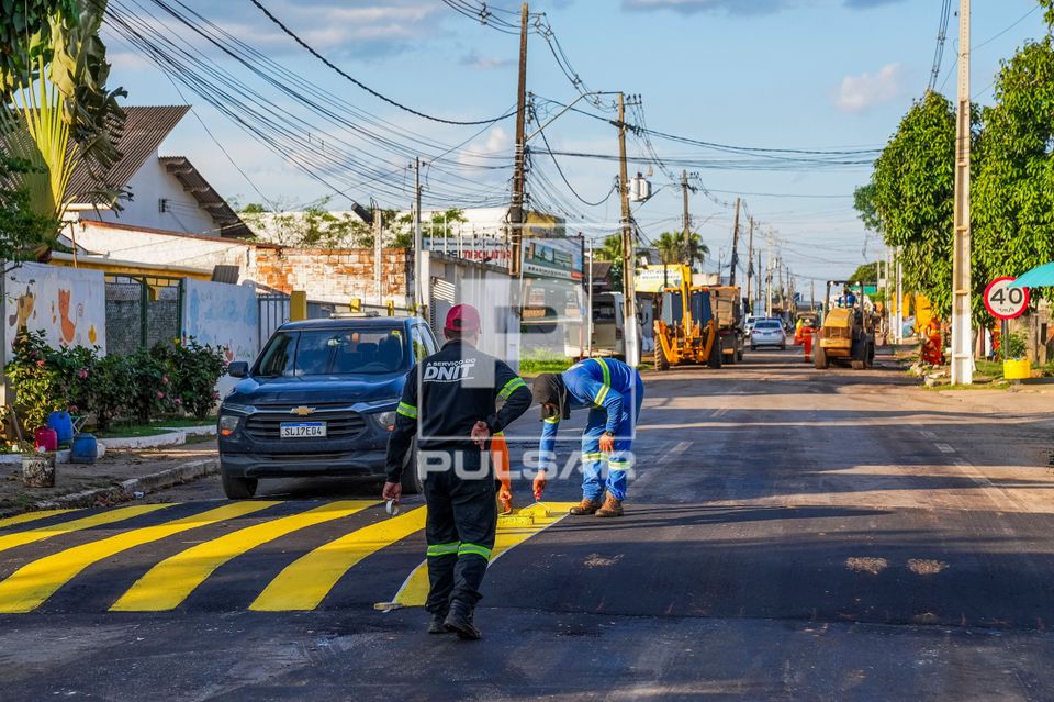 Trabalhadores do DNIT Departamento Nacional de Infraestrutura de Transportes pintando faixa de pedestres