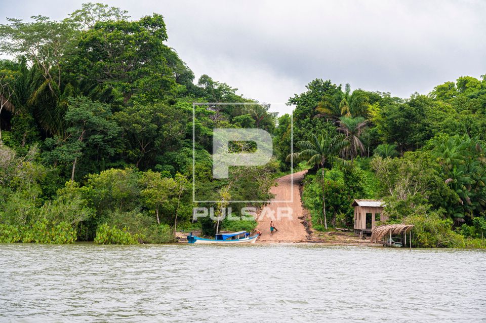 Casa de madeira sobre palafitas e abrigo de barco de pescador - margem do rio Tocantins - comunidade quilombol