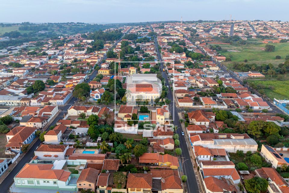 Vista de drone do casario da cidade