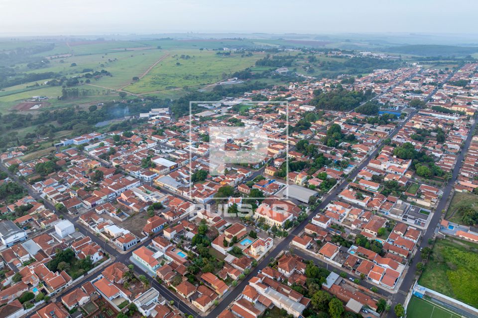 Vista de drone do casario da cidade
