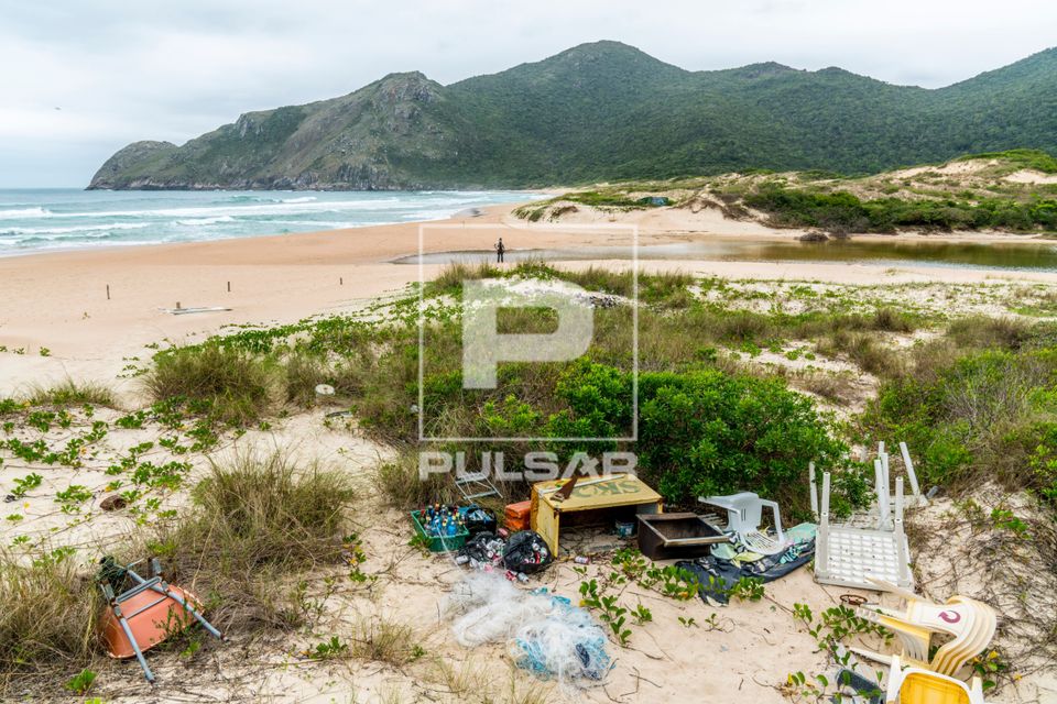 Lixo descartado irregularmente na Praia da Lagoinha do Leste no Parque Natural Municipal da Lagoinha do Leste