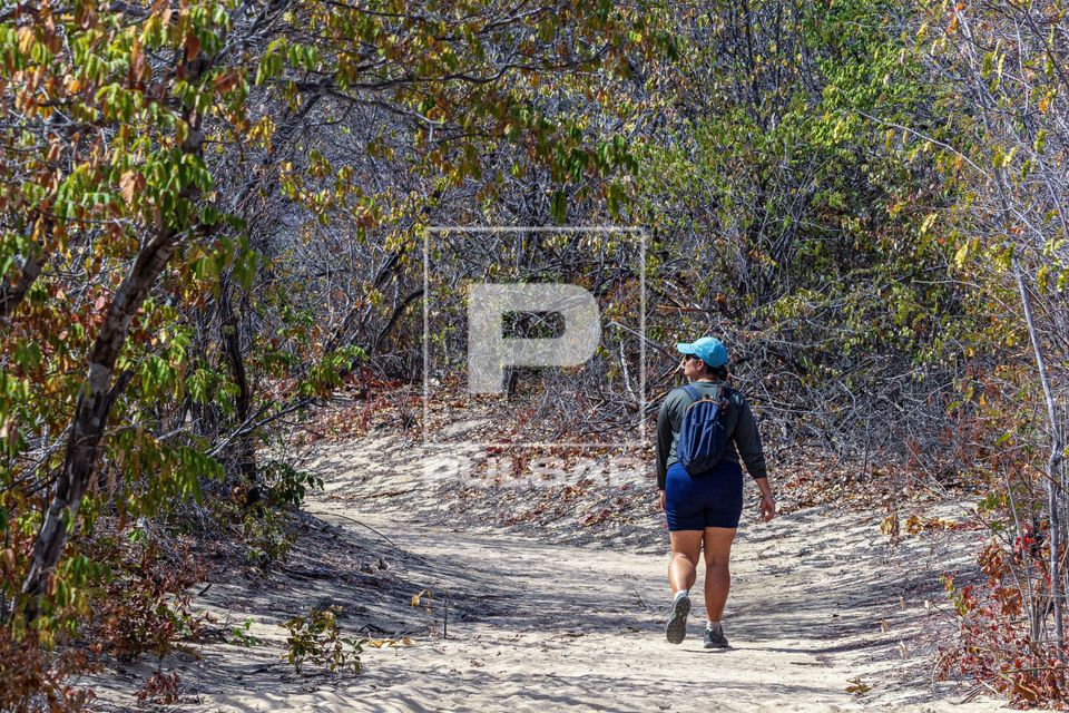 Turista andando em trilha do Parque Nacional da Serra da Capivara no fim do outono