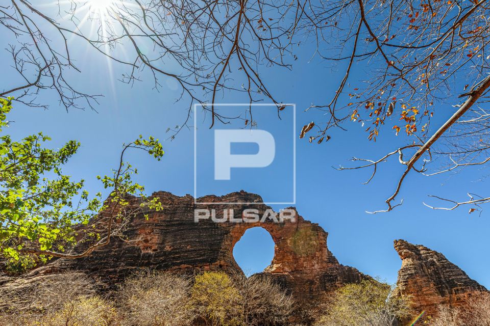 Pedra Furada - fim do outono - Parque Nacional da Serra da Capivara