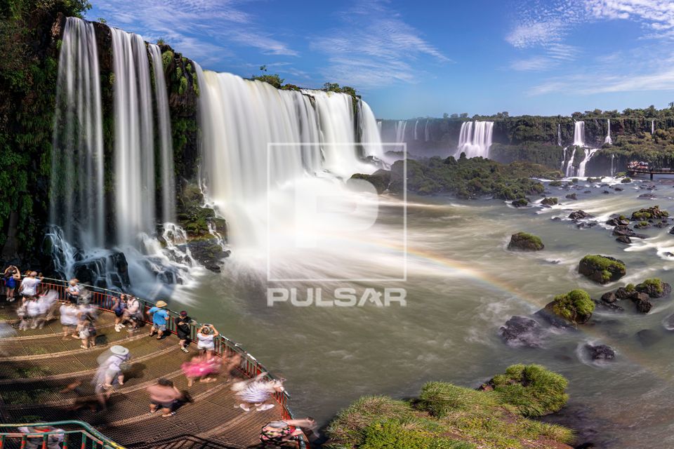 Turistas no mirante para as quedas-d’água das Cataratas do Iguaçu - Parque Nacional do Iguaçu