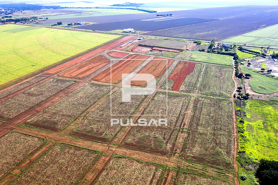 Vista de drone de loteamento empresarial anexo ao Distrito Industrial com os arruamentos e obras de drenagem -