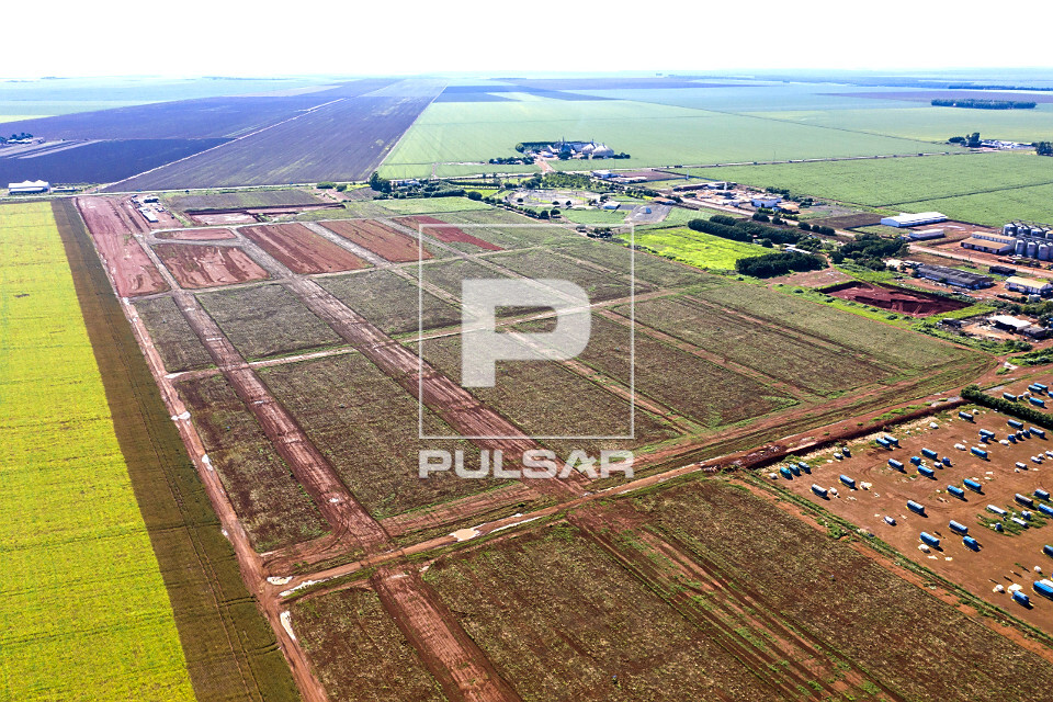 Vista de drone de loteamento empresarial anexo ao Distrito Industrial com os arruamentos e obras de drenagem -