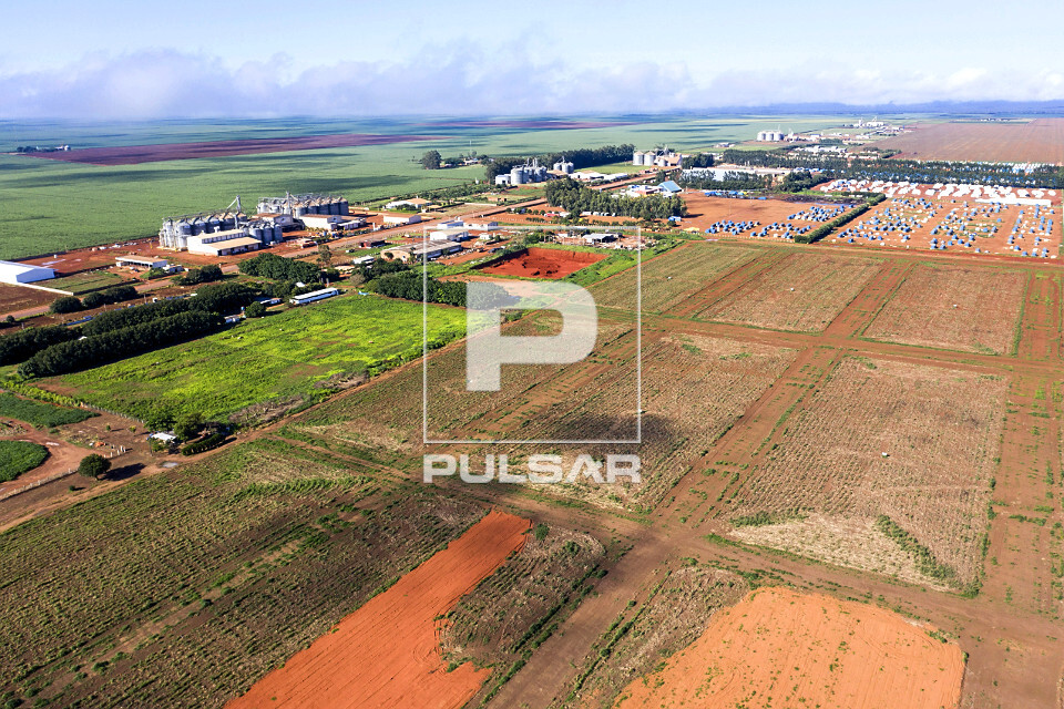 Vista de drone de loteamento empresarial anexo ao Distrito Industrial com os arruamentos e obras de drenagem -