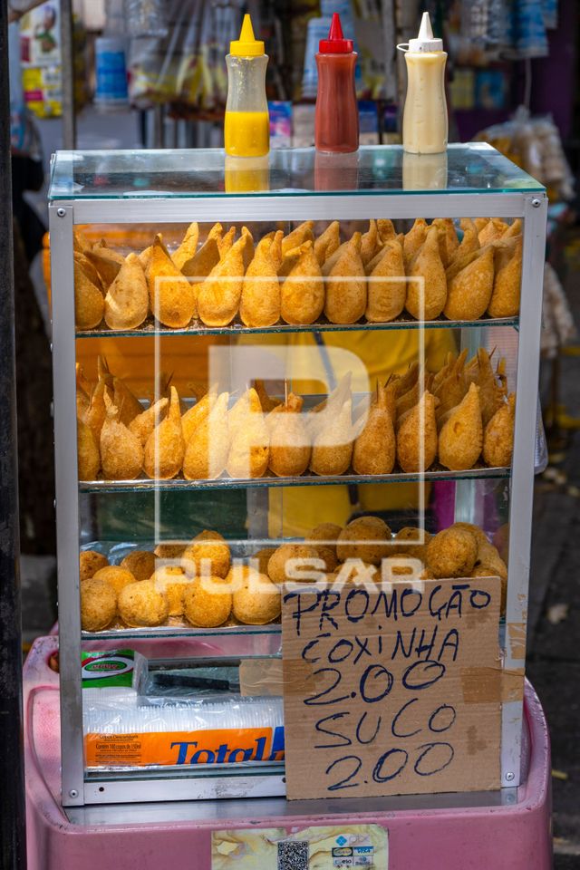Coxinhas de caranguejo vendidas na rua