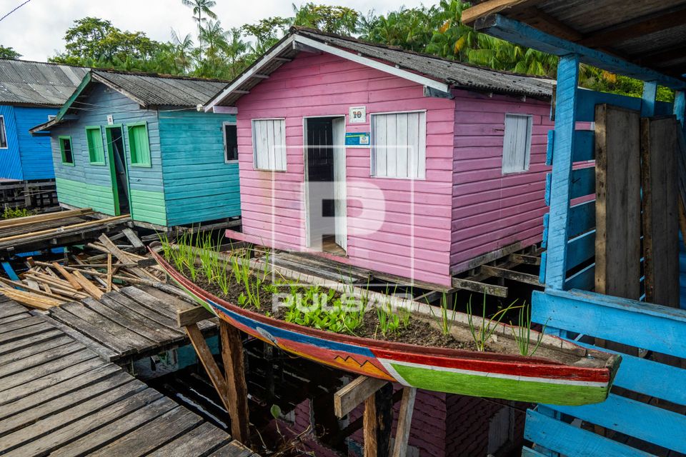 Canoas utilizadas para produzir temperos durante a cheia na comunidade Santo Ezequiel Moreno