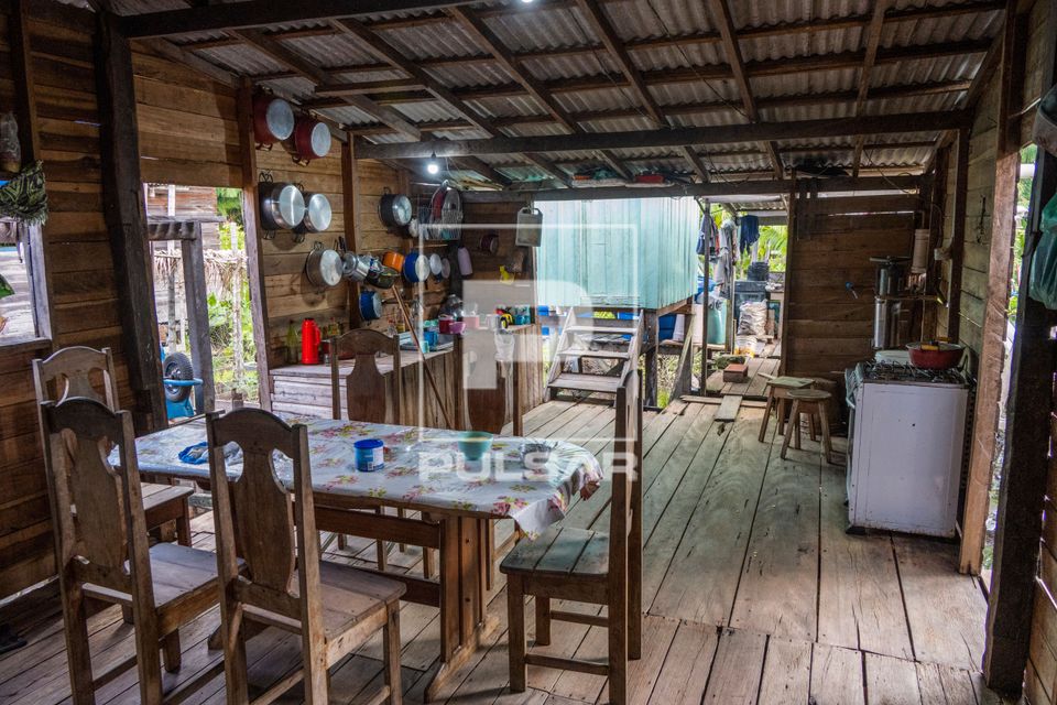 Vista interna de moradia em palafita da comunidade Santo Ezequiel Moreno