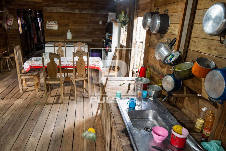 Vista interna de moradia em palafita da comunidade Santo Ezequiel Moreno