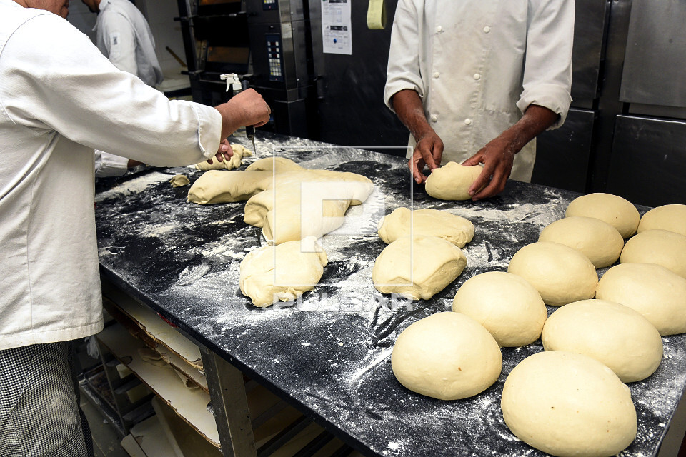 Equipe de padeiros preparando massa para brioches