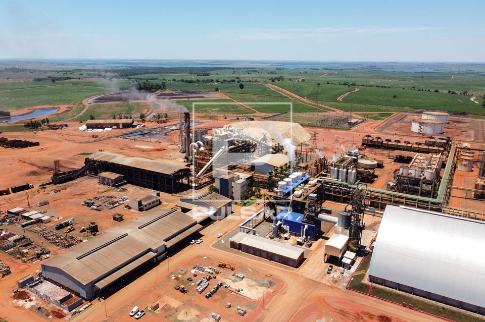 Vista de drone de usina sucroalcooleira