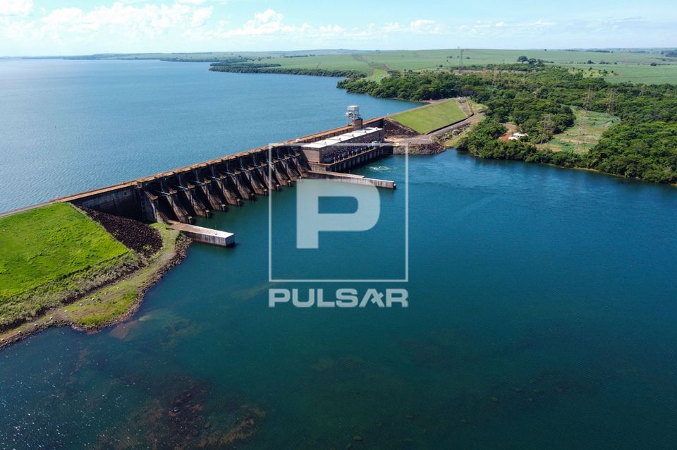 Vista de drone da Usina Hidrelétrica de Volta Grande formada pelo Rio Grande entre os estados de Minas Gerais