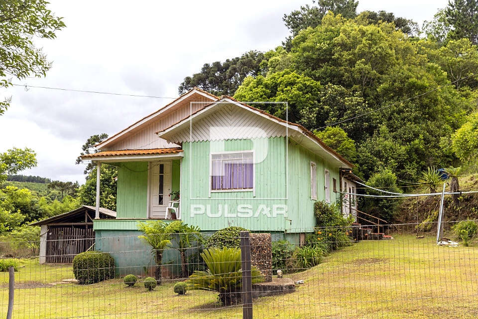 Casa de madeira em declive do terreno na zona rural