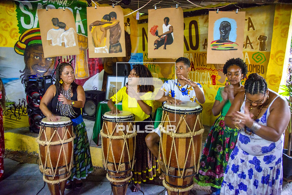 Apresentação do grupo de jongo Quilombo de Camorim durante festa do Dia ...