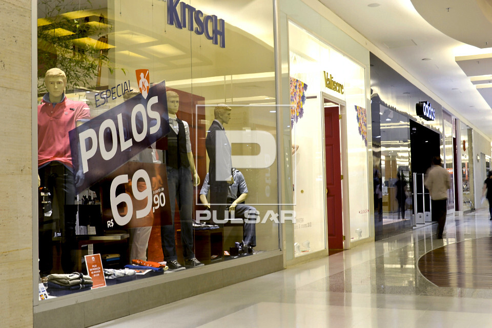 Vitrine de loja em shopping center no bairro da Granja Viana