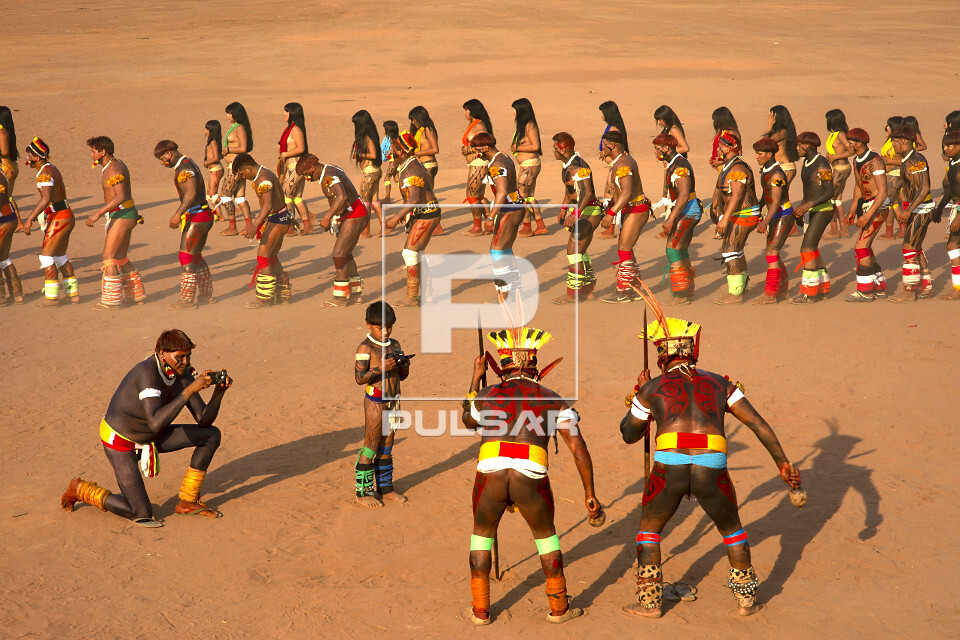 Cantores da etnia Waurá da aldeia Piyulaga durante a dança do ritual do ...