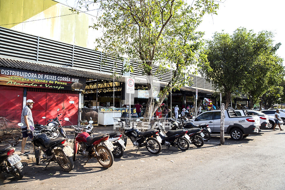 Motos estacionadas em frente ao Mercado do Porto - 