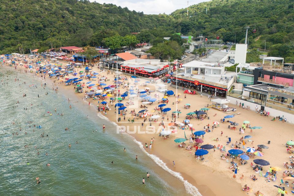 Vista de drone de banhistas na Praia de Laranjeiras - APA Costa Brava