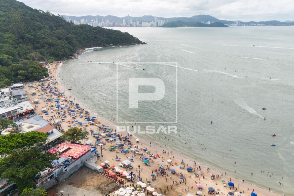 Vista de drone da Praia de Laranjeiras - APA Costa Brava