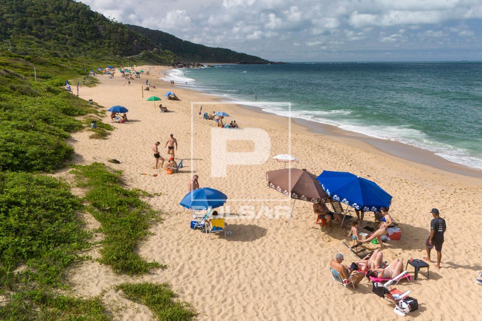 Vista de drone de pessoas na Praia de Taquaras 