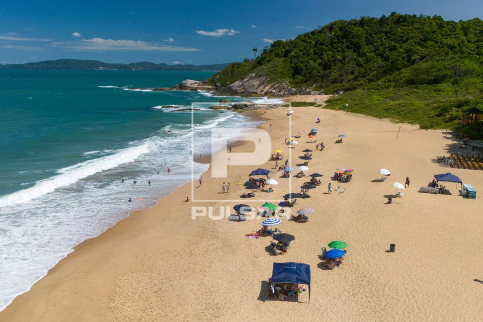 Vista de drone da Praia do Estaleirinho - APA Costa Brava 