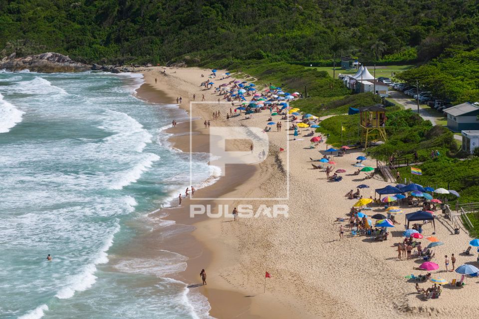 Vista de drone da Praia do Pinho - praia de nudismo desde 1988 - APA Costa Brava 