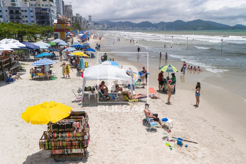 Vista de drone de pessoas na Praia de Itapema