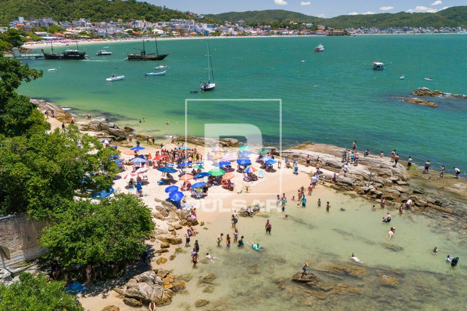 Vista de drone de banhistas na Praia da Lagoinha