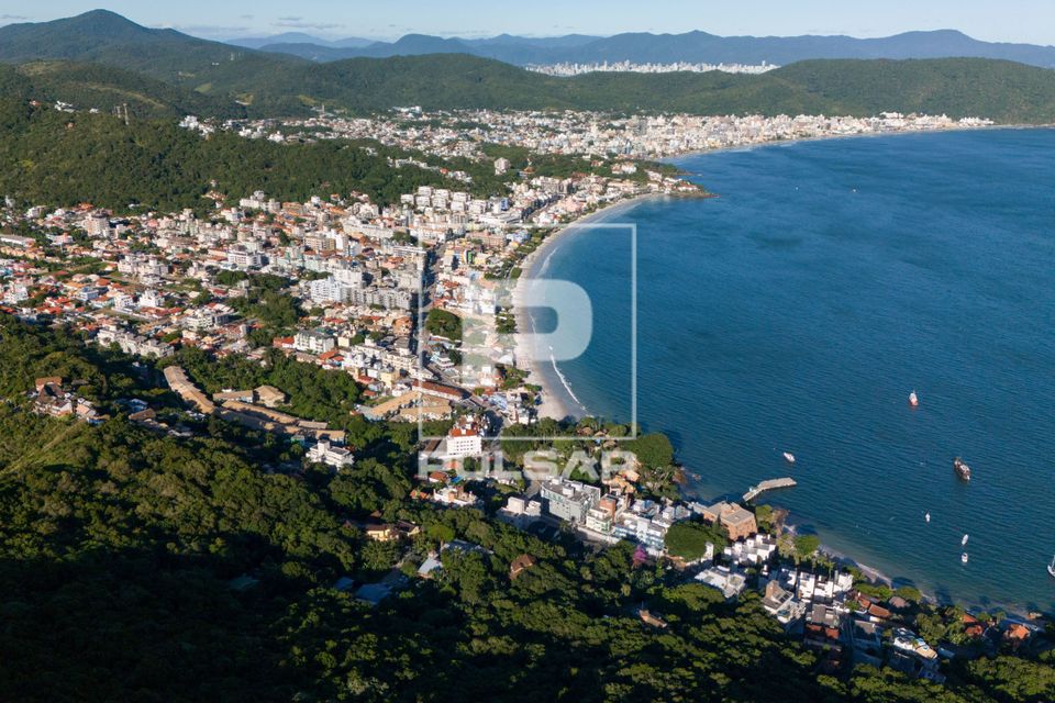 Vista de drone de moradias na Praia de Bombinhas