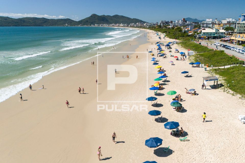 Vista de drone de banhistas na Praia de Mariscal