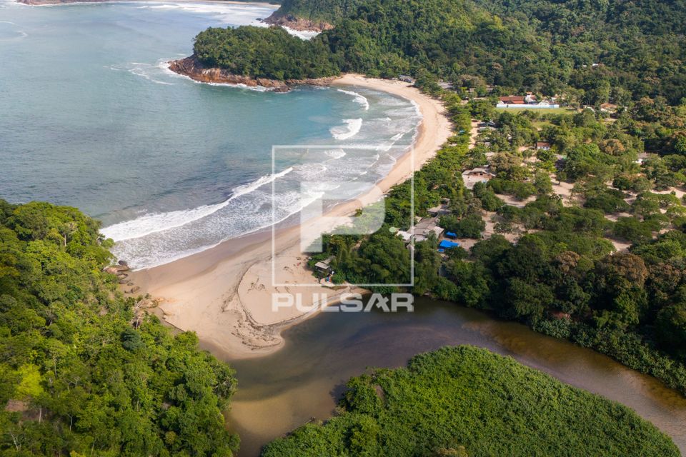 Vista de drone do rio Camburi desaguando na praia de Camburi