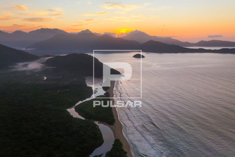 Vista de drone do rio Puruba e praia Puruba ao amanhecer