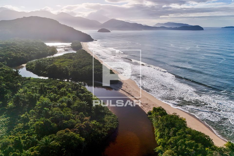 Vista de drone do rio Puruba e praia Puruba