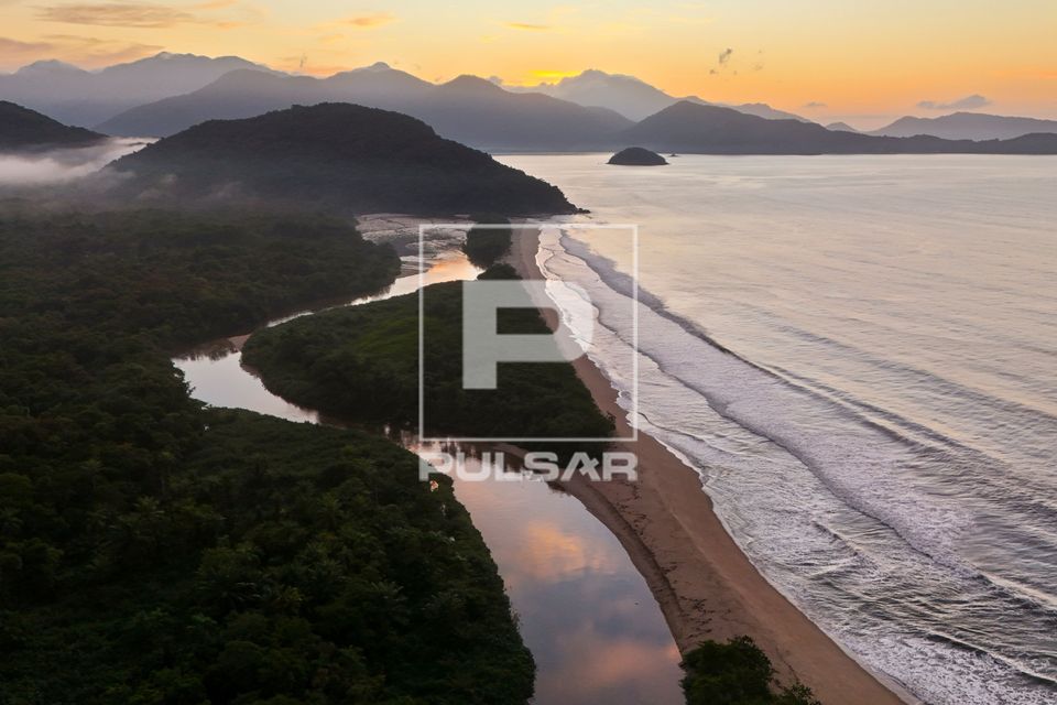 Vista de drone do rio Puruba e praia Puruba ao amanhecer