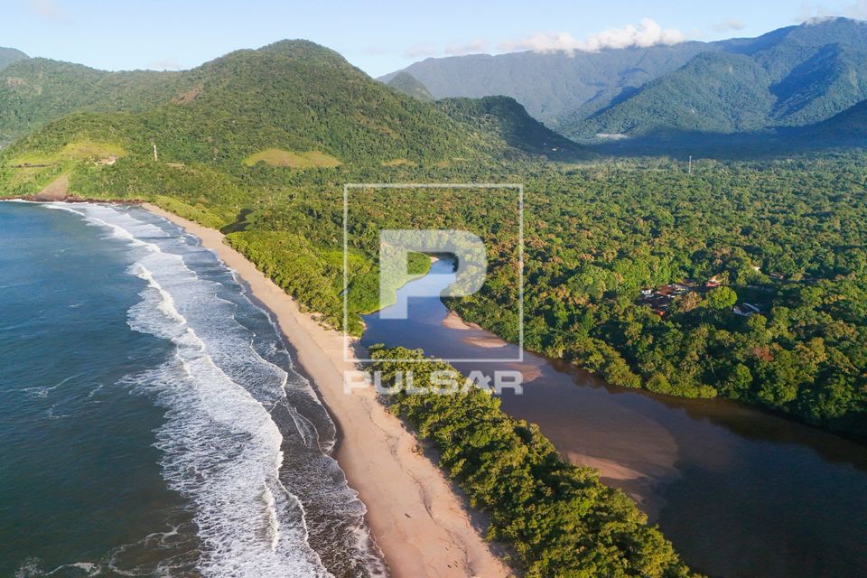 Vista de drone do rio Puruba e praia Puruba