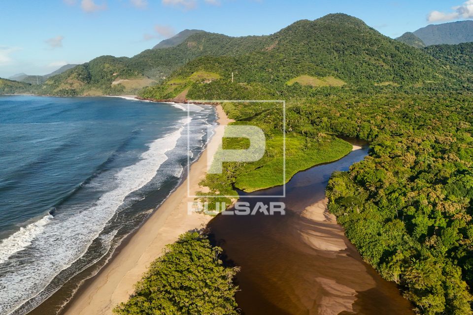 Vista de drone do rio Puruba e praia Puruba