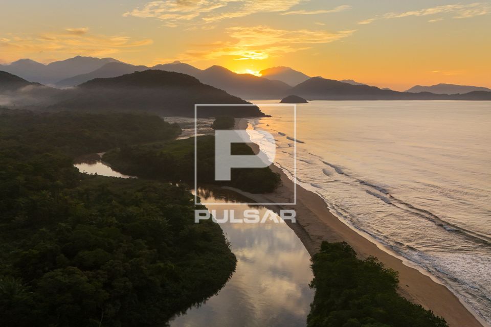 Vista de drone do rio Puruba e praia Puruba ao amanhecer