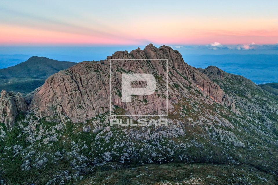 Vista de drone do Pico das Agulhas Negras - situado no ponto mais alto do Parque Nacional de Itatiaia - Planal