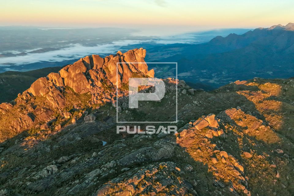 Vista de drone do Pico das Prateleiras - parte alta do Parque Nacional do Itatiaia