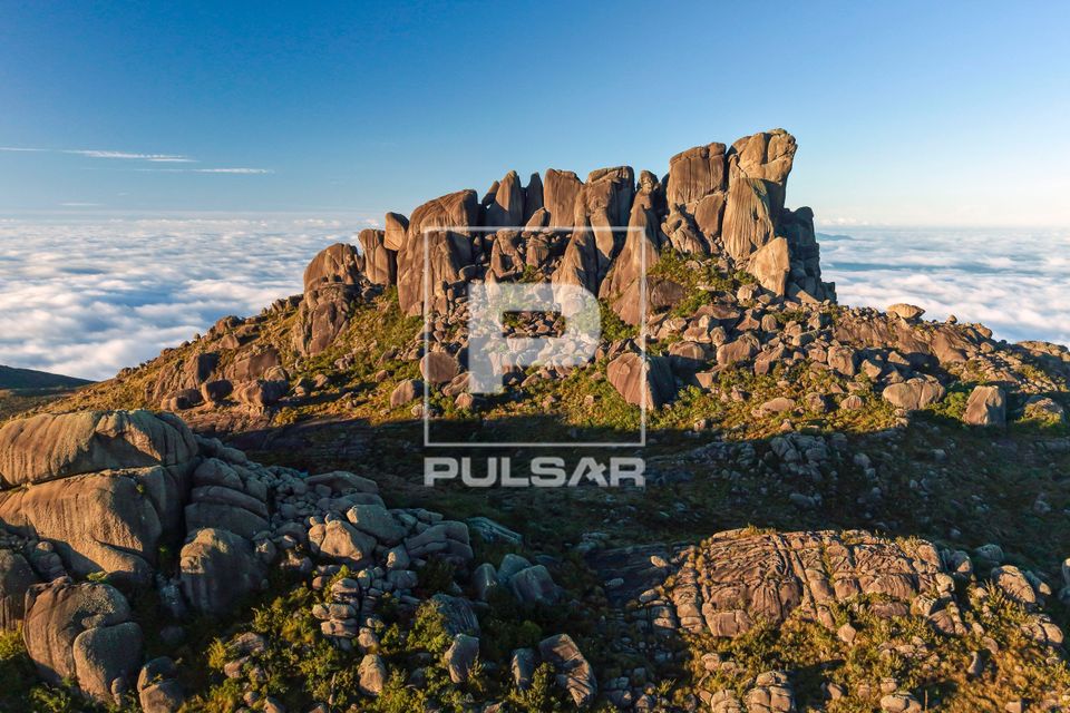 Vista de drone do Pico das Prateleiras - parte alta do Parque Nacional do Itatiaia