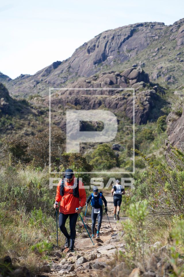 Ecoturistas caminhando em trilha para a base do Pico das Prateleiras - parte alta do Parque Nacional do Itatia