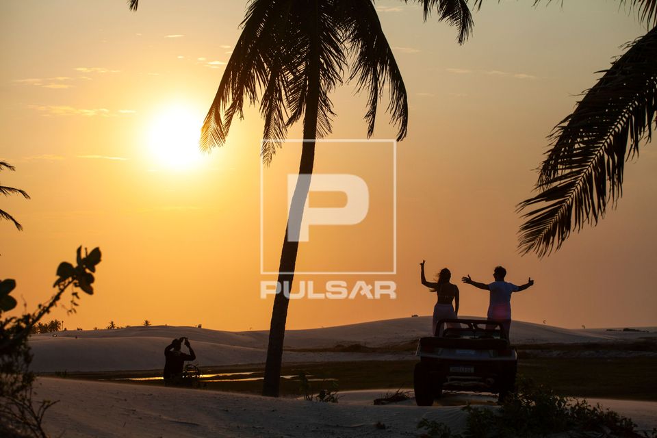 Silhueta de casal durante passeio de buggy nas Dunas da Praia de Barrinha 