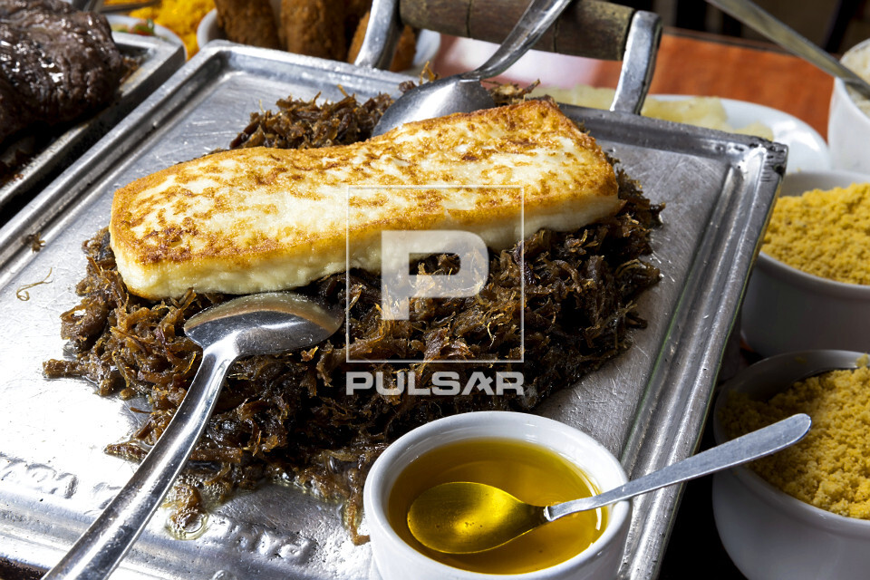 Carne de sol com queijo coalho e acompanhamentos