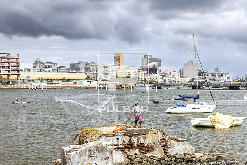 Pescador arremessando rede na Bacia do Pina
