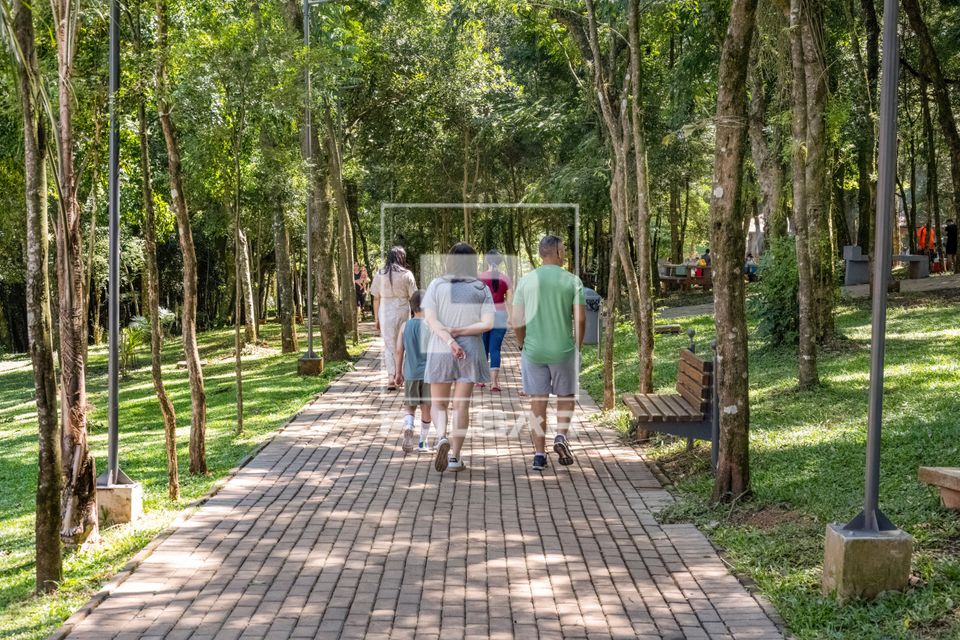 Pessoas passeando no Parque Palmital Angelo Sartori